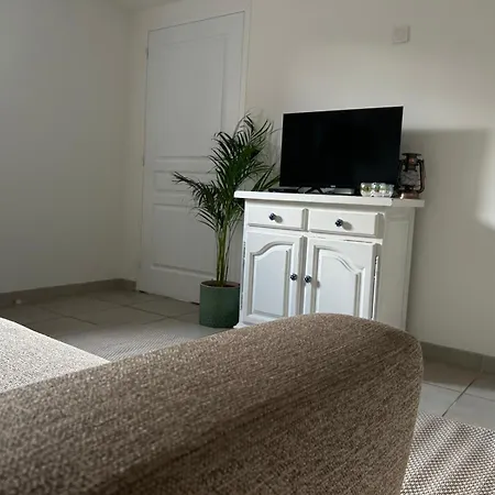 Beautiful 2-bed Lakeside In