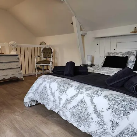 Beautiful 2-bed Lakeside In