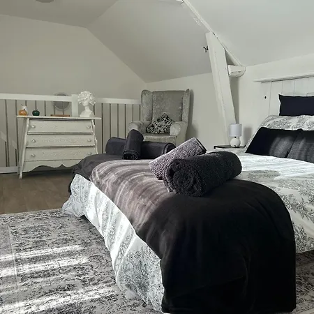 Beautiful 2-bed Lakeside In Montenay