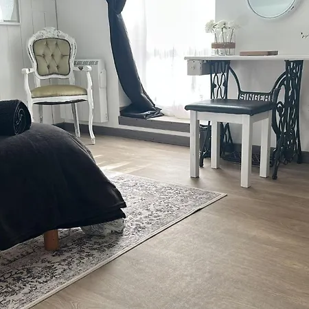 Beautiful 2-bed Lakeside In