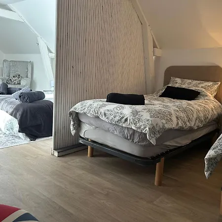 Beautiful 2-bed Lakeside In Montenay