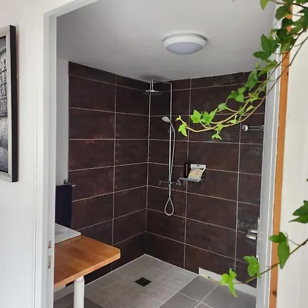 Beautiful 2-bed Lakeside In