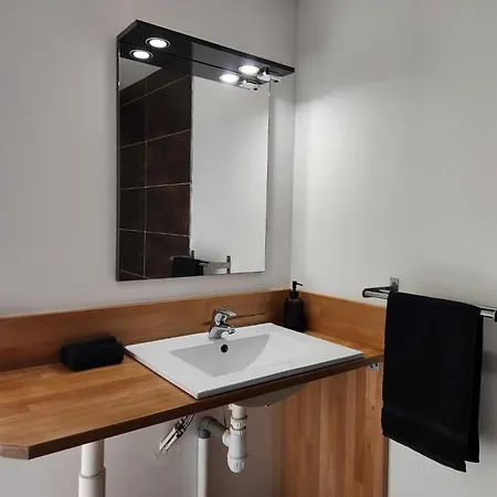 Riád Beautiful 2-bed Lakeside In Montenay