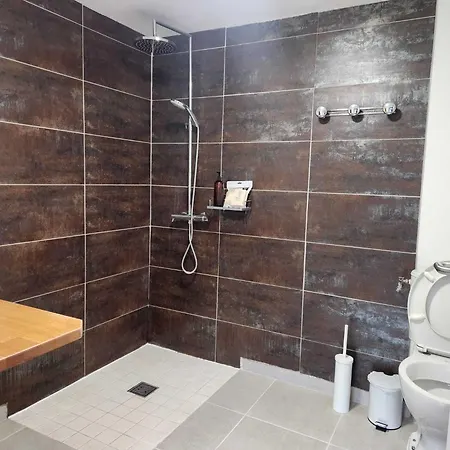 Beautiful 2-bed Lakeside In Riád Montenay