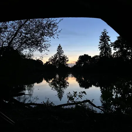 Riád Beautiful 2-bed Lakeside In Montenay