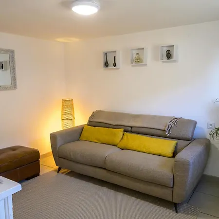 Beautiful 2-bed Lakeside In 3* Montenay