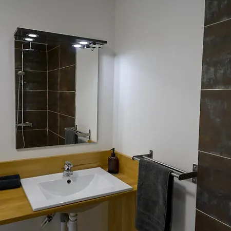 Beautiful 2-bed Lakeside In 3* Montenay