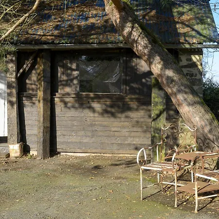 Beautiful 2-bed Lakeside In Montenay