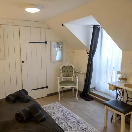 Beautiful 2-bed Lakeside In