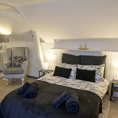 Beautiful 2-bed Lakeside In 3* Montenay