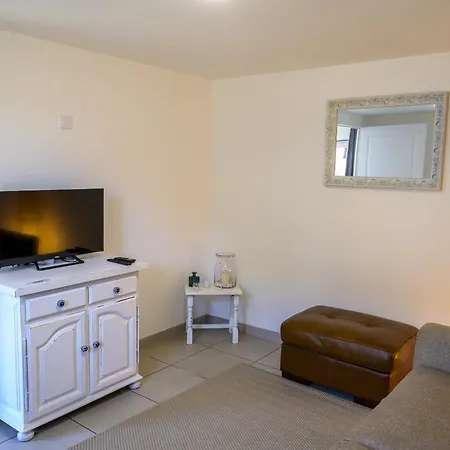 Beautiful 2-bed Lakeside In Riad