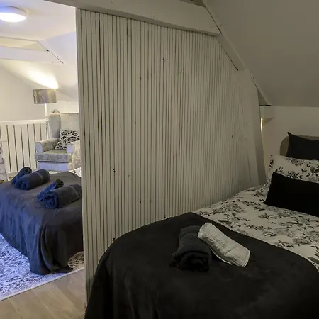 Beautiful 2-bed Lakeside In Marockansk riad 3*