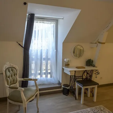 Beautiful 2-bed Lakeside In Montenay
