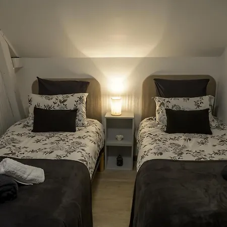 Beautiful 2-bed Lakeside In