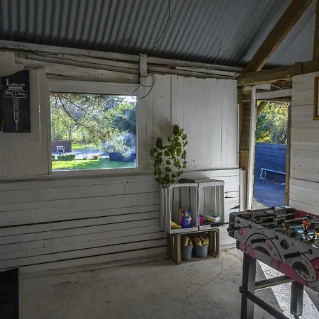 Beautiful 2-bed Lakeside In