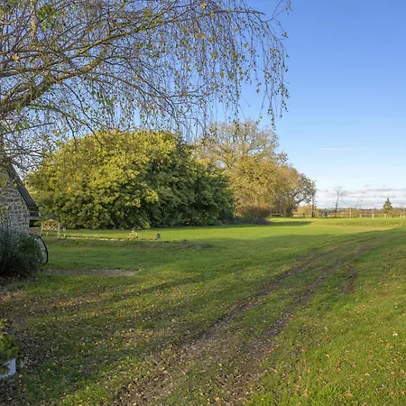 Beautiful 2-bed Lakeside In 3* Montenay