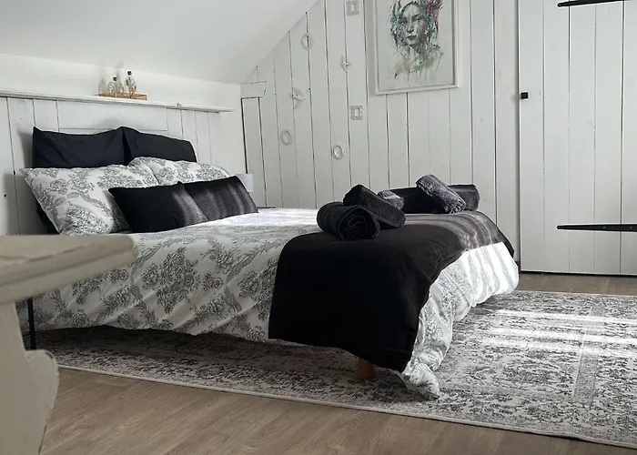 Beautiful 2-bed Lakeside In رياد Montenay