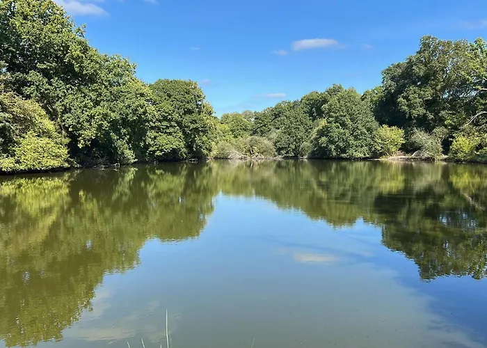 رياد Beautiful 2-bed Lakeside In 3*