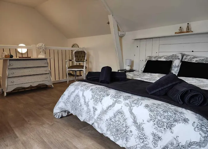 Beautiful 2-bed Lakeside In