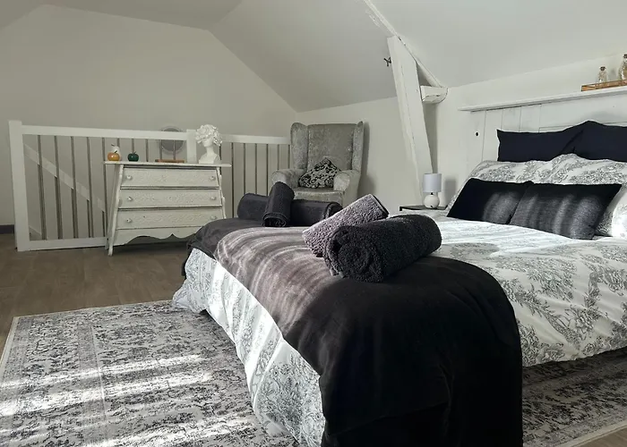 Beautiful 2-bed Lakeside In Montenay