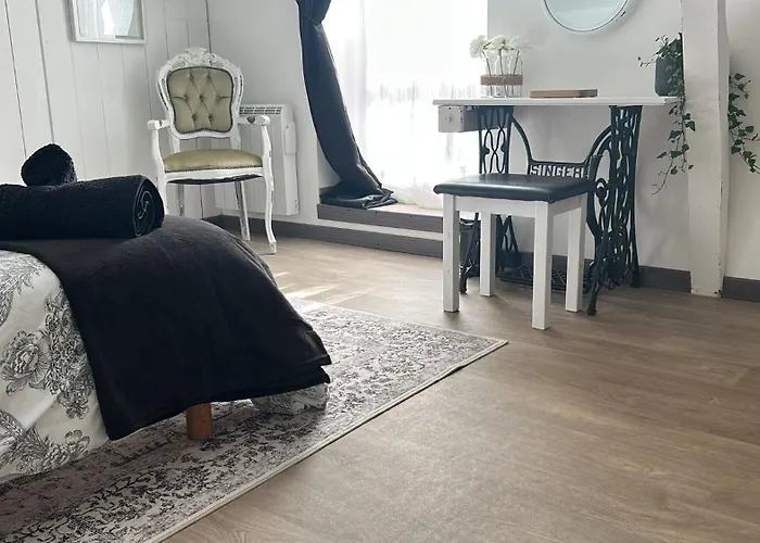 Beautiful 2-bed Lakeside In