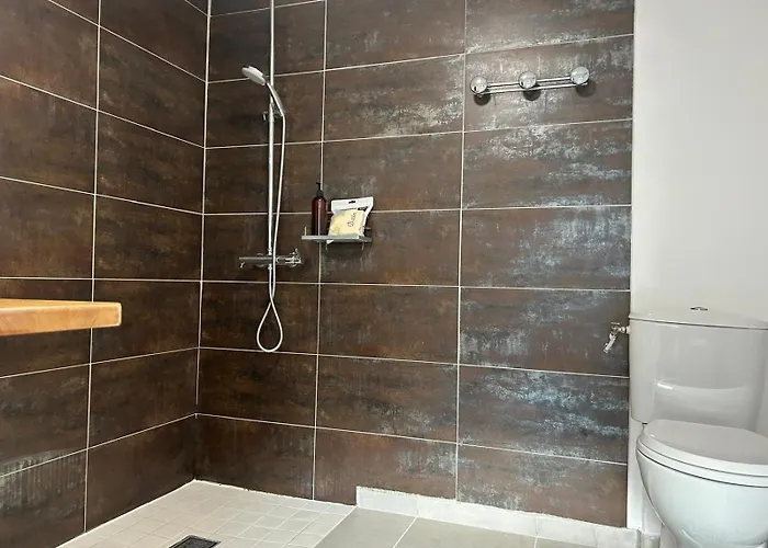 Beautiful 2-bed Lakeside In رياد 3*