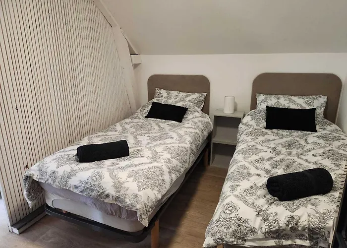 Beautiful 2-bed Lakeside In رياد 3*