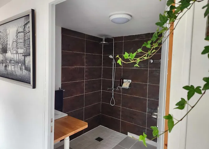 Beautiful 2-bed Lakeside In