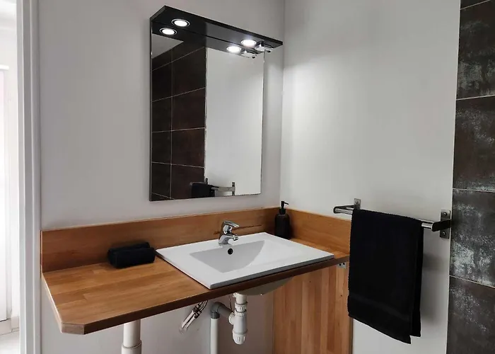 رياد Beautiful 2-bed Lakeside In Montenay