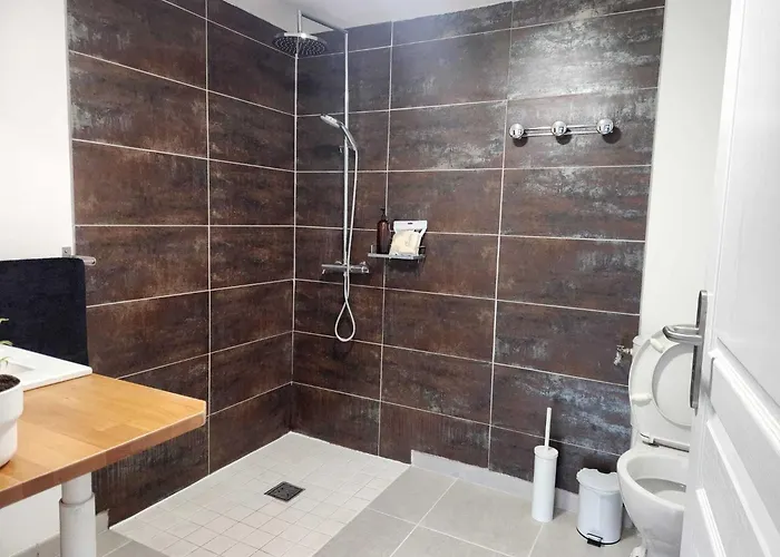 Beautiful 2-bed Lakeside In رياد Montenay