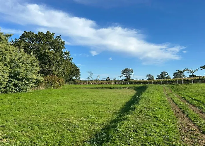 Beautiful 2-bed Lakeside In 3* Montenay