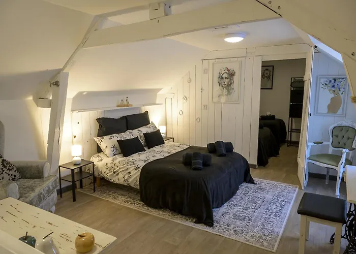 Beautiful 2-bed Lakeside In