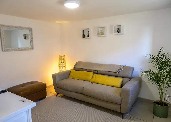 Beautiful 2-bed Lakeside In 3* Montenay