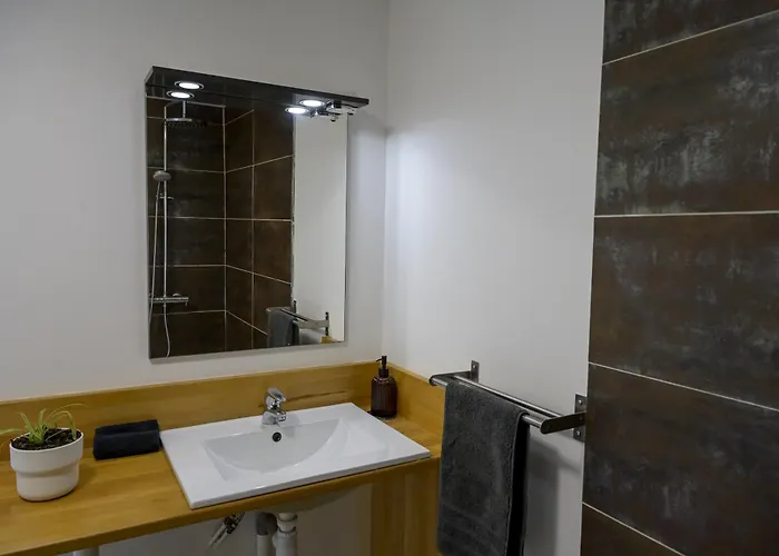 Beautiful 2-bed Lakeside In 3* Montenay