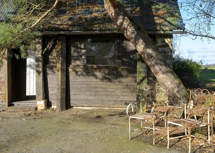 Beautiful 2-bed Lakeside In Montenay