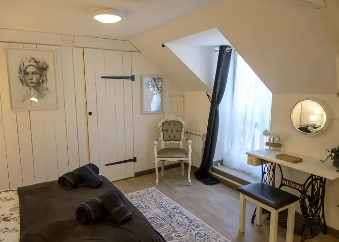 Beautiful 2-bed Lakeside In