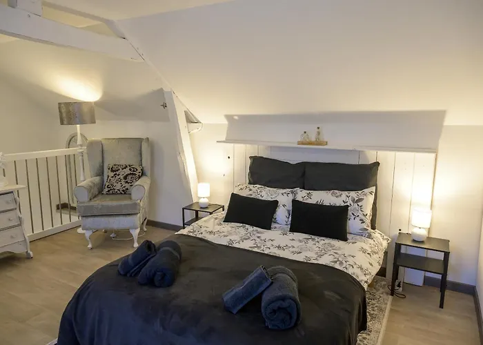 Beautiful 2-bed Lakeside In 3* Montenay