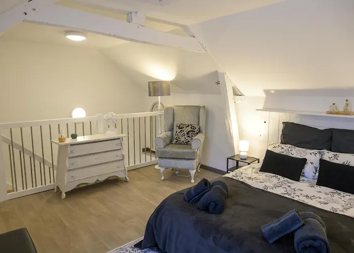 Beautiful 2-bed Lakeside In 3* Montenay