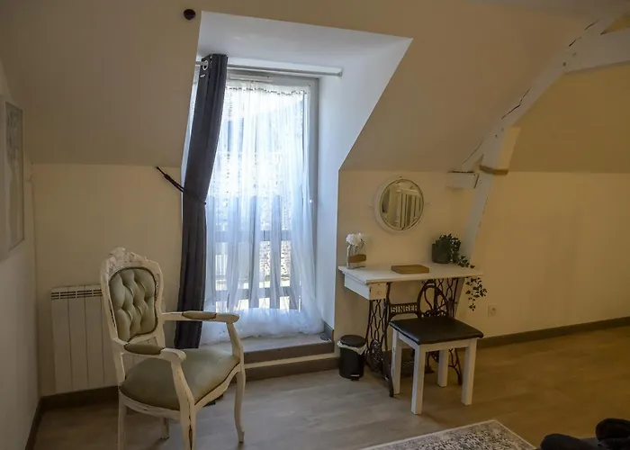 Beautiful 2-bed Lakeside In Montenay