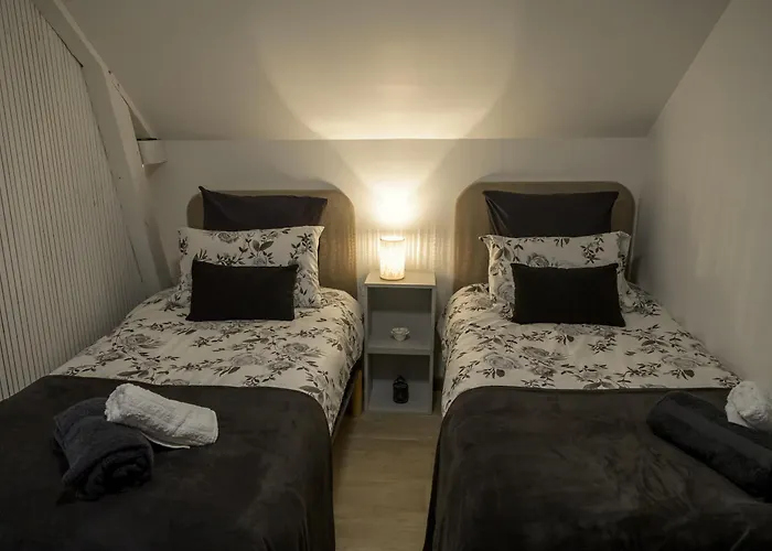 Beautiful 2-bed Lakeside In