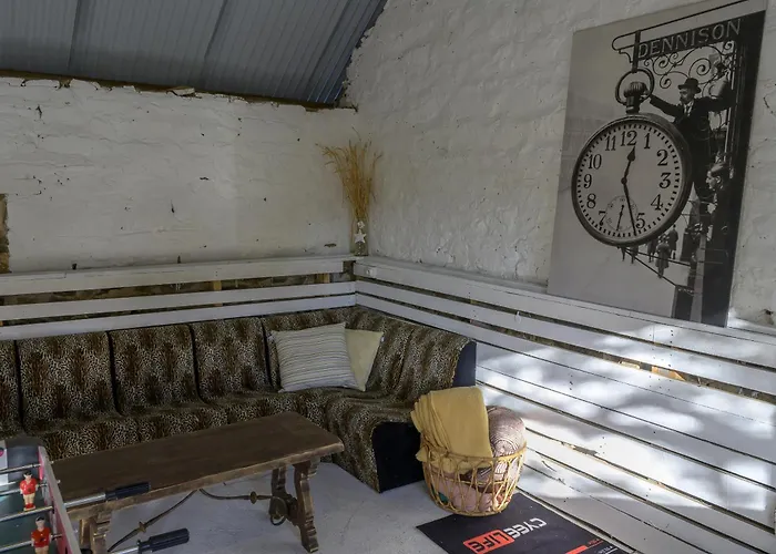 Beautiful 2-bed Lakeside In Montenay