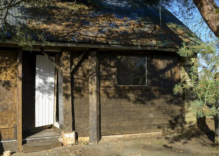 Beautiful 2-bed Lakeside In Montenay